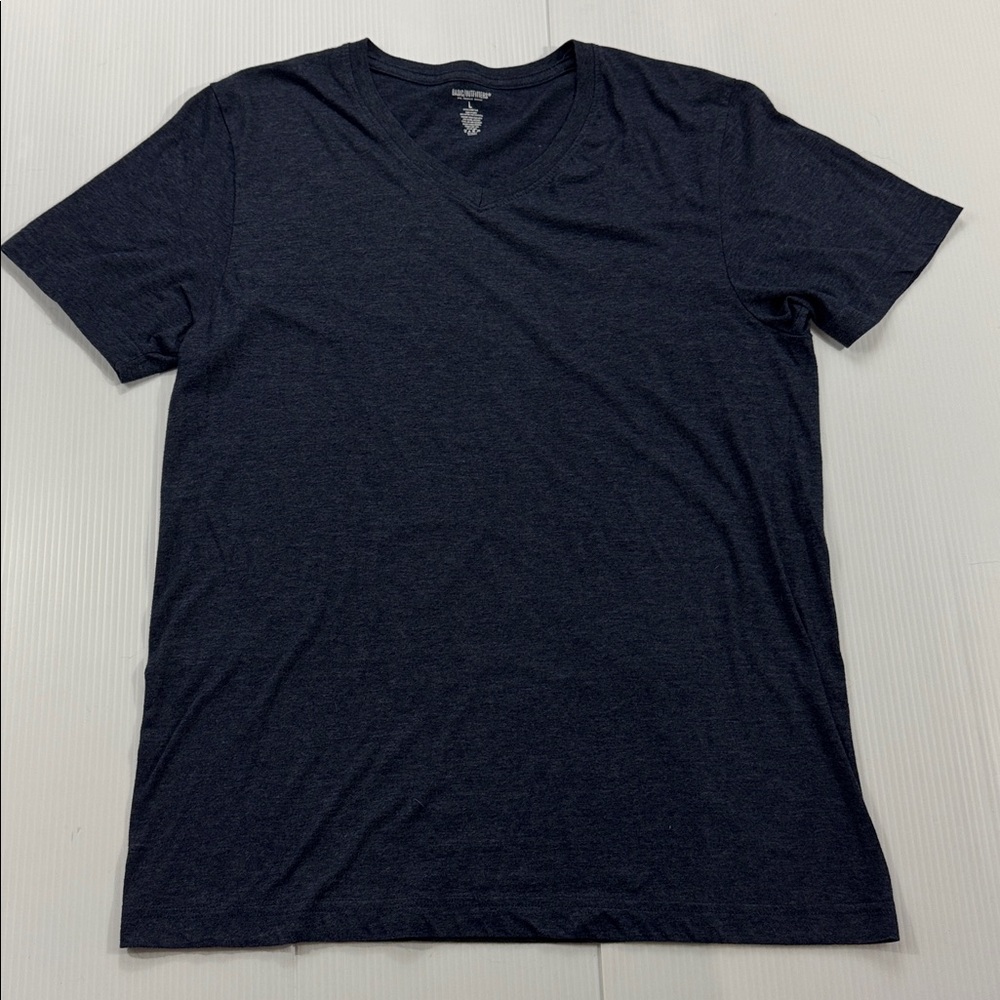 B24. Men's Navy V-Neck T-Shirt (L)